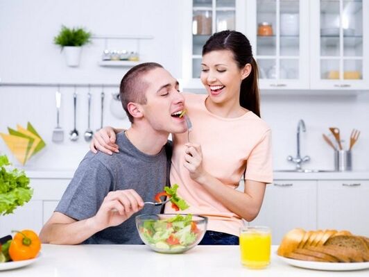المرأة تطعم الرجل بمنتجات لزيادة الفاعلية بشكل طبيعي