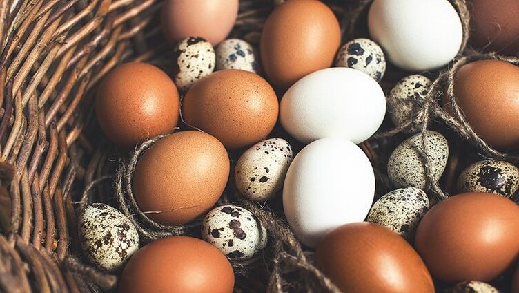 يجب إضافة بيض السمان والدجاج إلى النظام الغذائي للرجل للحفاظ على الفاعلية. 